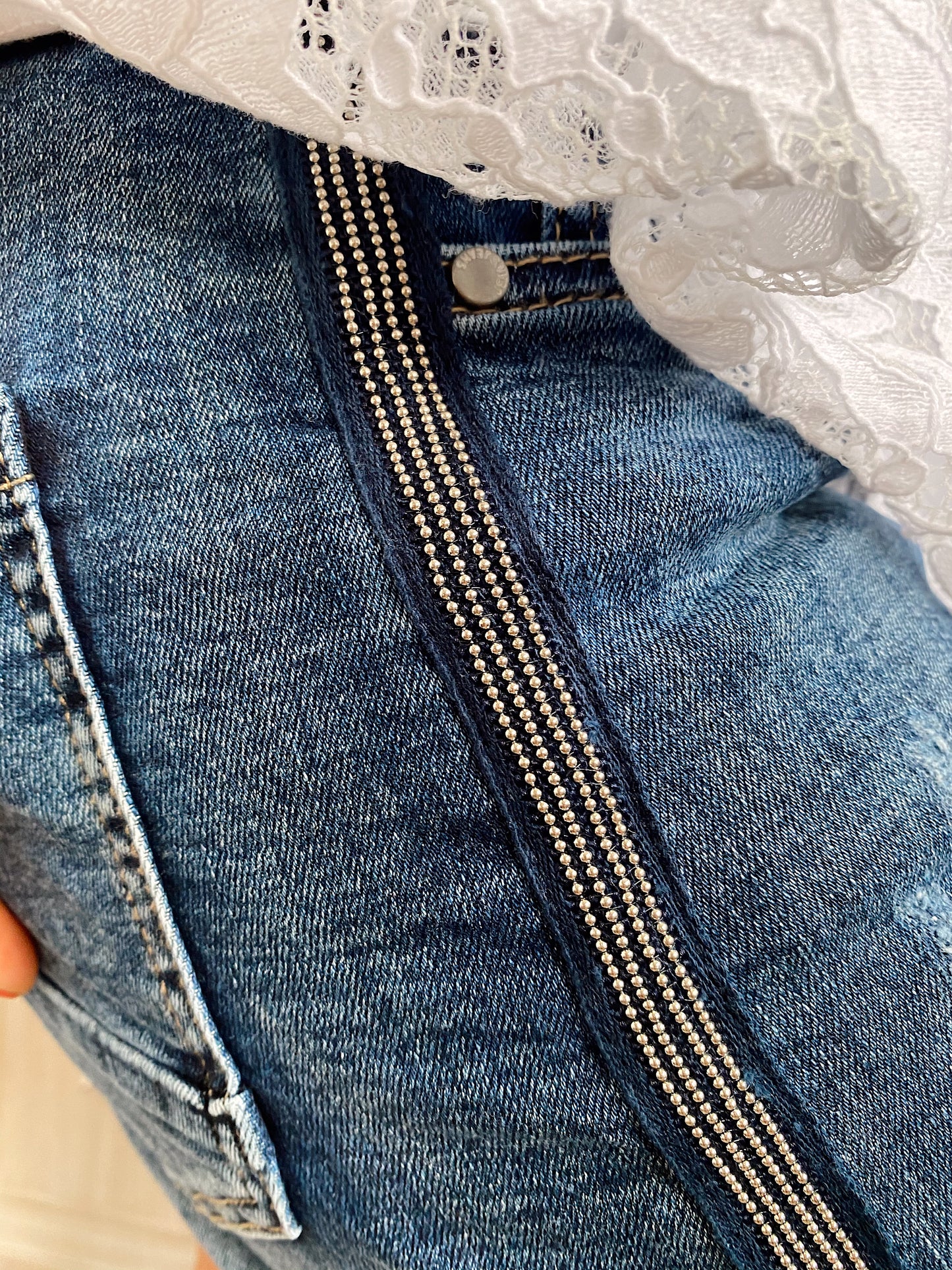 SHORT TEJANO CON RAYA LATERAL PIEDRITAS VAQUEROS