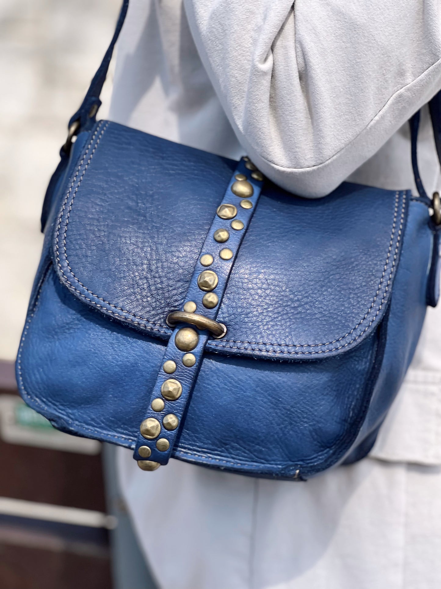 BOLSO TACHAS AZUL